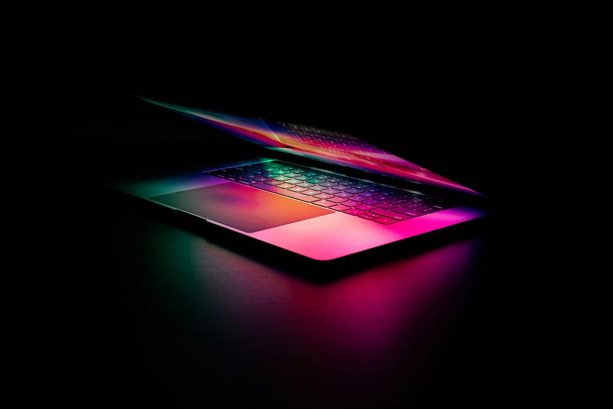 Portatile acceso al buio, con la tastiera illuminata di rosa